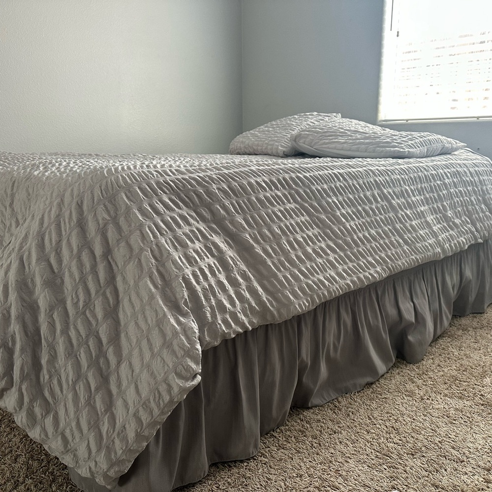 Gray Duvet Cover- pillow shams - dust ruffle - great condition Queen Bed